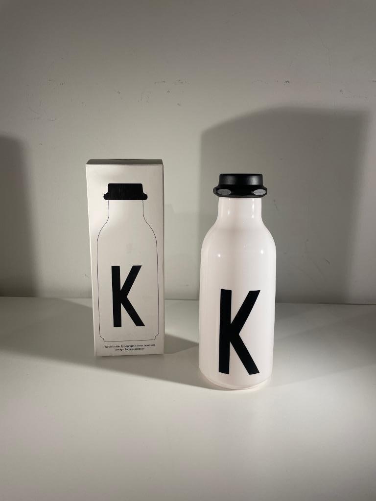 Gourde avec lettre K - Design Letters - Arne Jacobsen, Neuf, Uni, Enlèvement, Autres matériaux