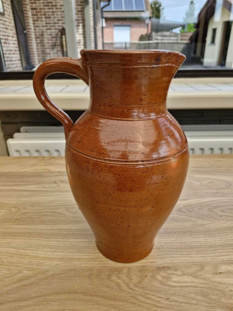 Geglazuurde bruine aardewerk kruik, Ophalen