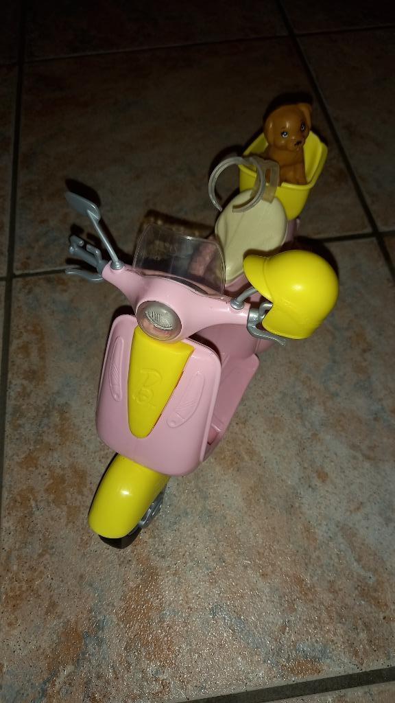 Barbie scooter met hondje FRP56, Enlèvement ou Envoi, Comme neuf, Barbie