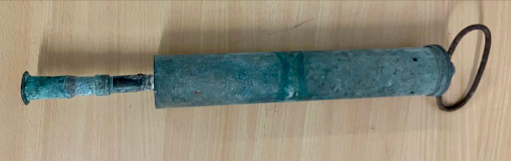 Ancien pulvérisateur en cuivre pour jardinier.