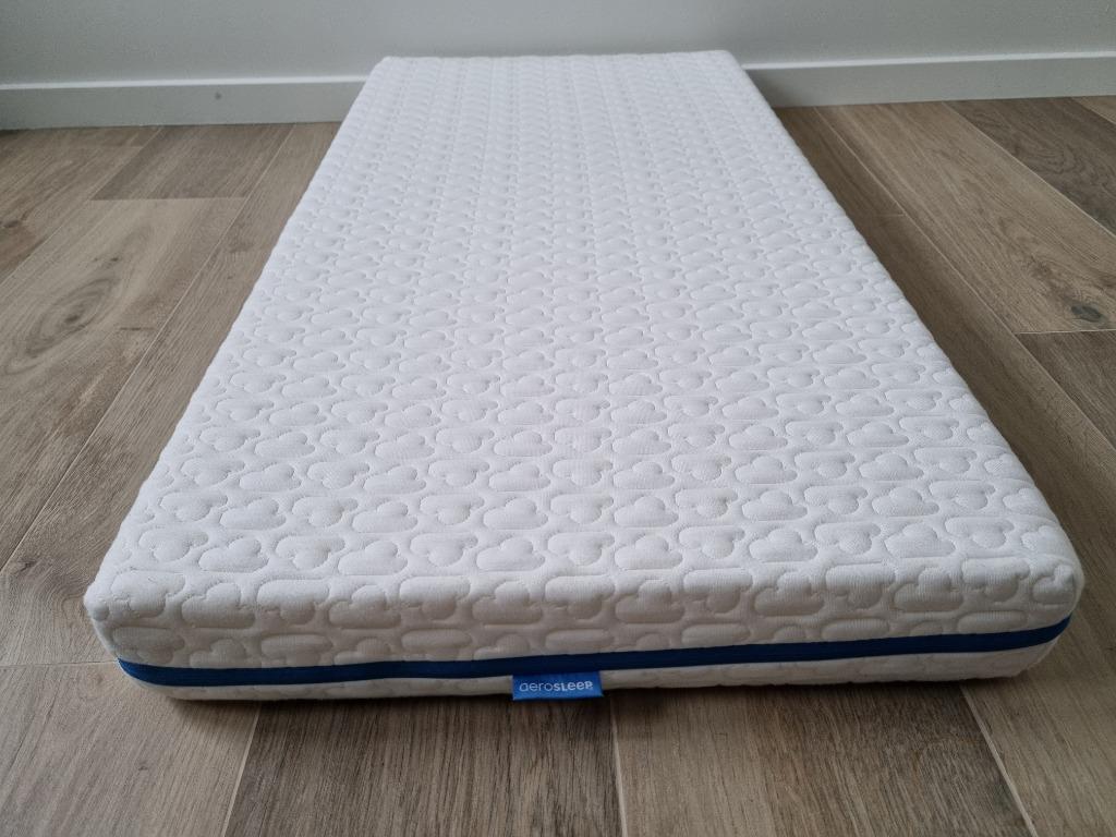 Aerosleep matras, matrasbeschermer en hoeslaken 60 x 120cm, Kinderen en Baby's, Ophalen, Gebruikt, Ledikant