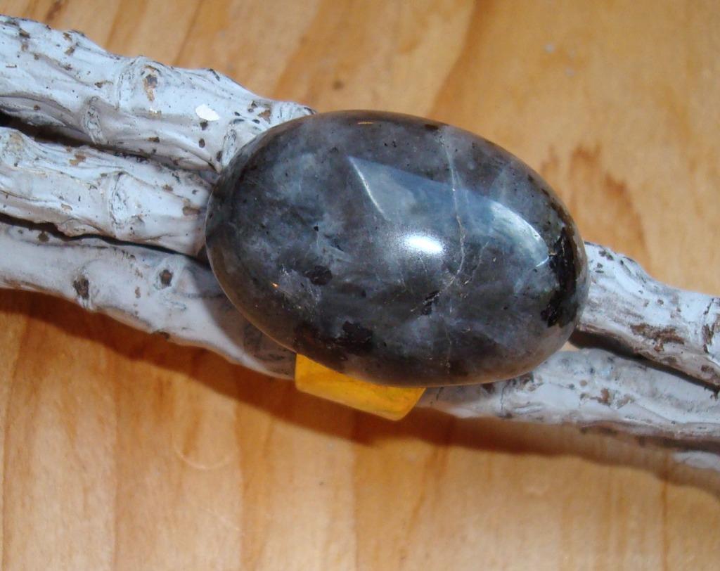 Verstelbare goudkleurige ring met Noors labradoriet, Bijoux, Sacs & Beauté, Bagues, Neuf, Avec pierre précieuse, Envoi, Fer ou Acier