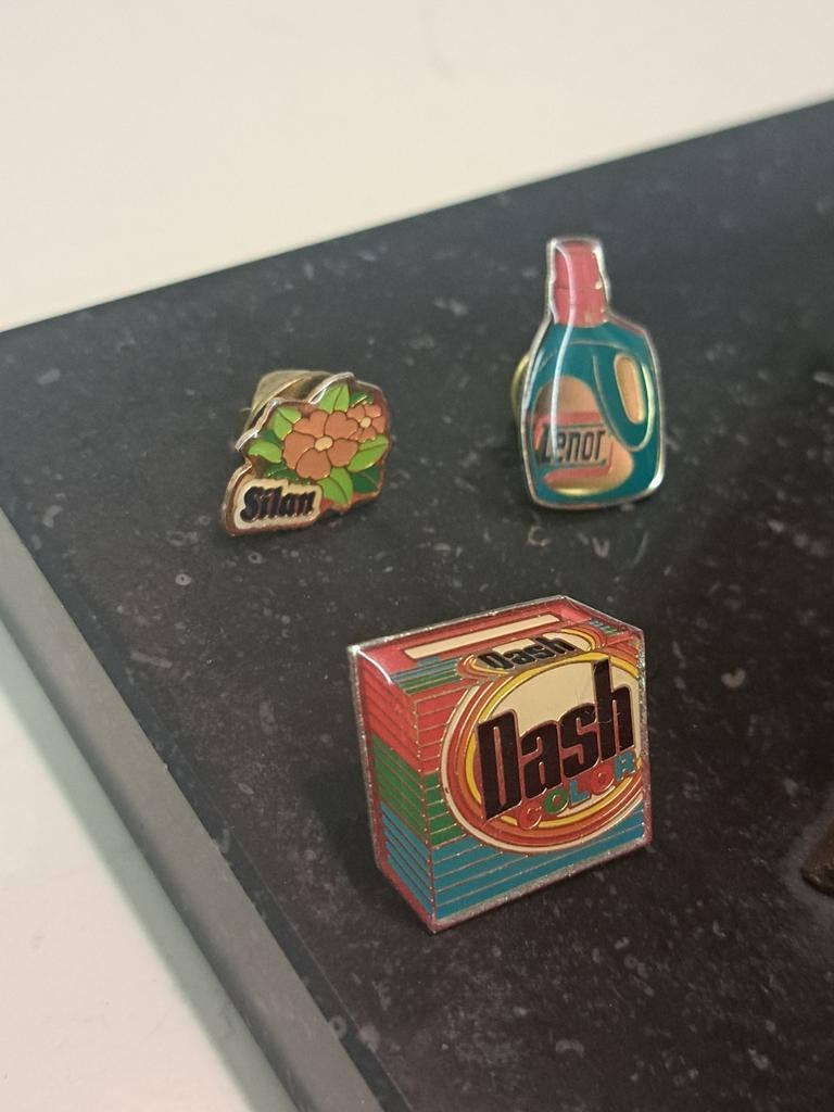 3 retro pins onderhoudsprodukten Silan, Dash en Lenor, Verzamelen, Ophalen of Verzenden, Zo goed als nieuw