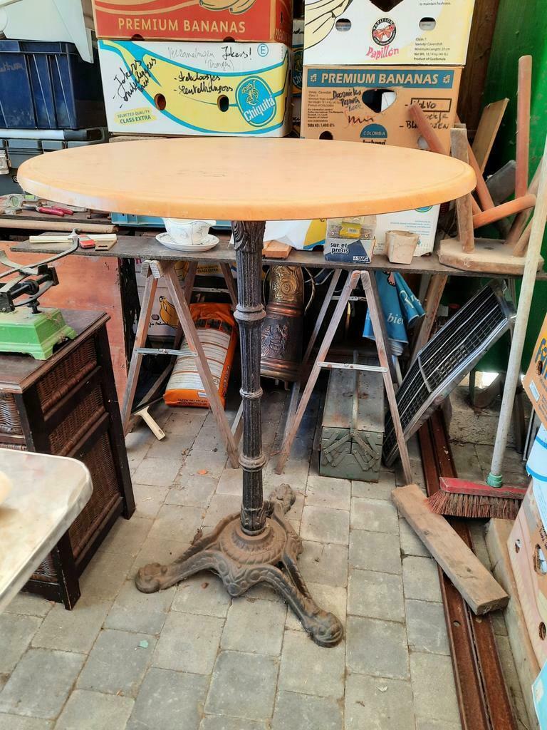 Partytafel met heel stevige voet in gietijzer ., Hobby en Vrije tijd, Ophalen, Gebruikt