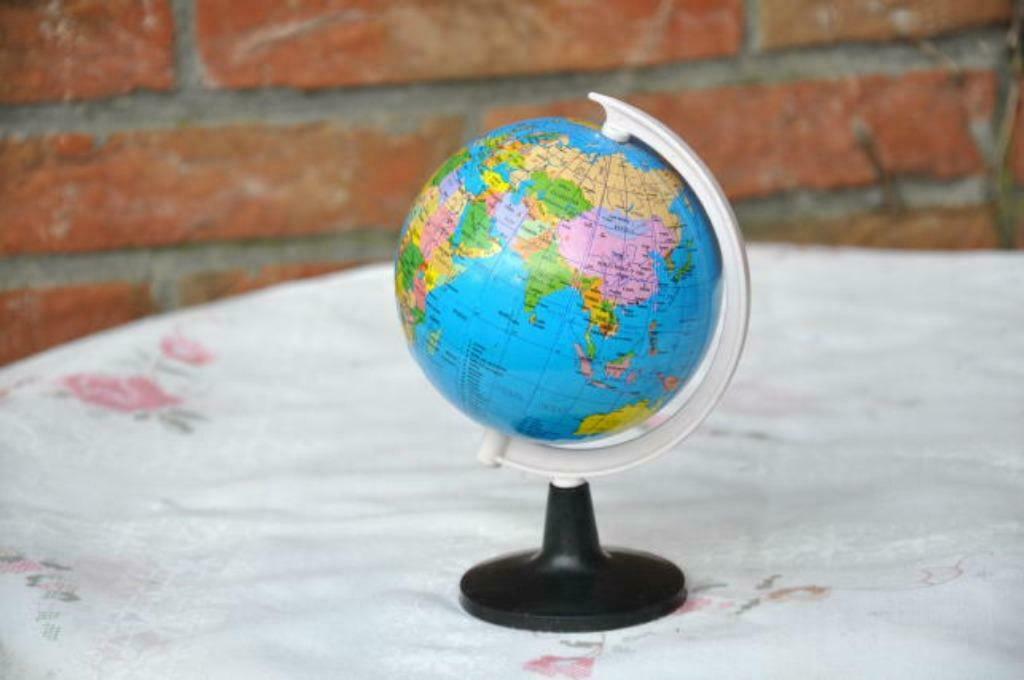 § petite mappemonde en plastique, Enlèvement ou Envoi, Utilisé