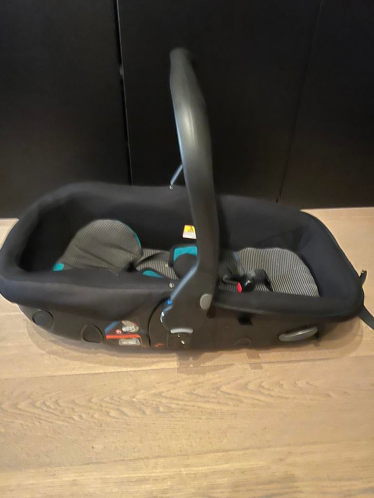 Autostoel en autobedje (reisbedje /reiswieg) in 1., Kinderen en Baby's, Verstelbare rugleuning, Autogordel, Zo goed als nieuw