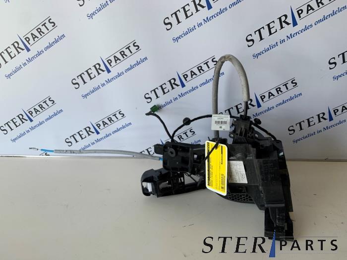 Serrure portière mécanique 2portes droite d'un Mercedes C-, Enlèvement ou Envoi, 3 mois de garantie, Utilisé, Mercedes-Benz