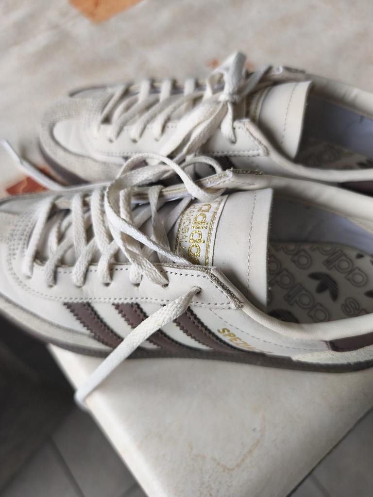 Adidas sneakers, Ophalen
