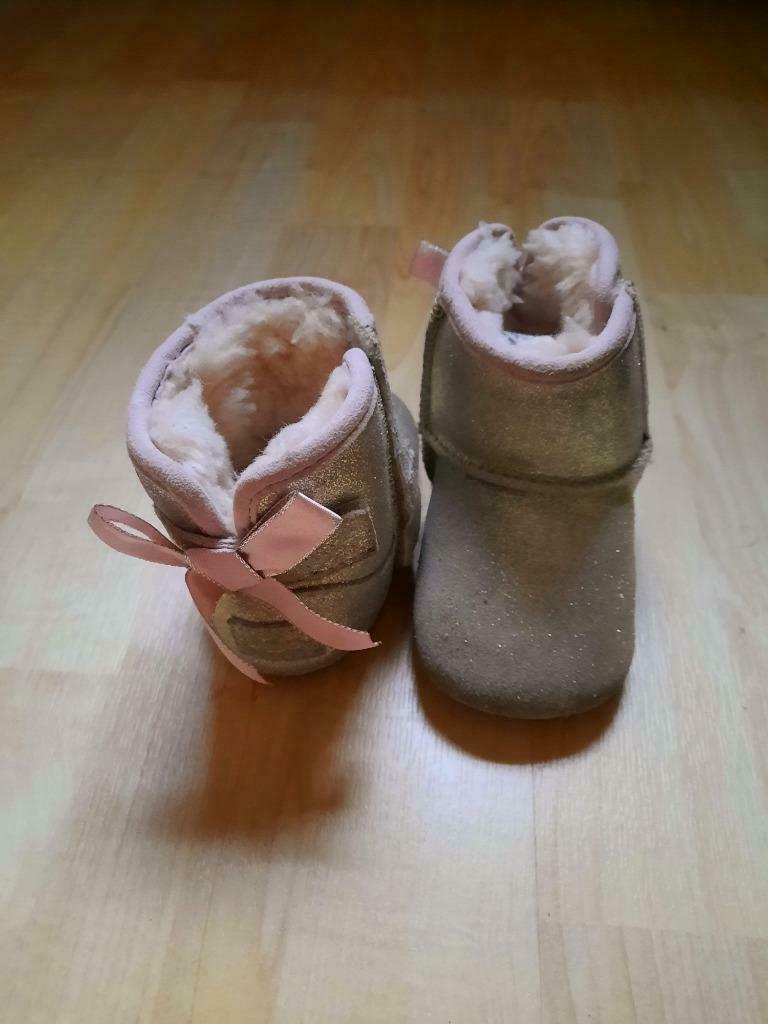 Uggs baby meisje 6-12 maanden rosé goud, Kinderen en Baby's, Ophalen of Verzenden, Zo goed als nieuw, UGG, Meisje
