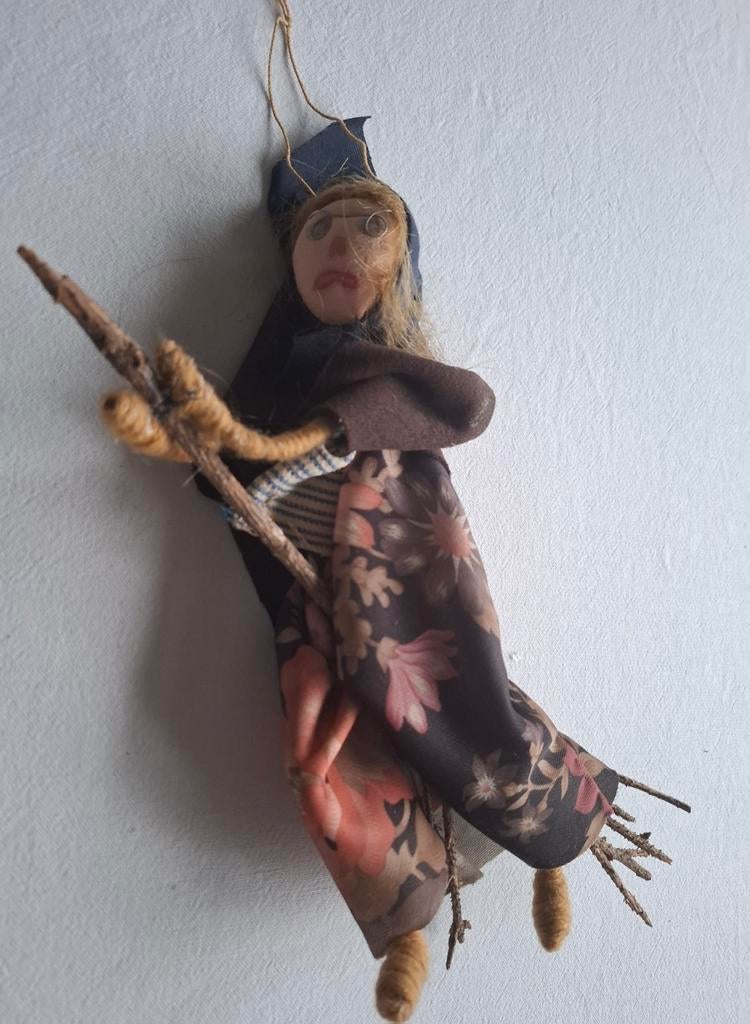 Figurine. Sorcière sur son balai ,à suspendre, Collections, Enlèvement ou Envoi, Utilisé, Fantasy