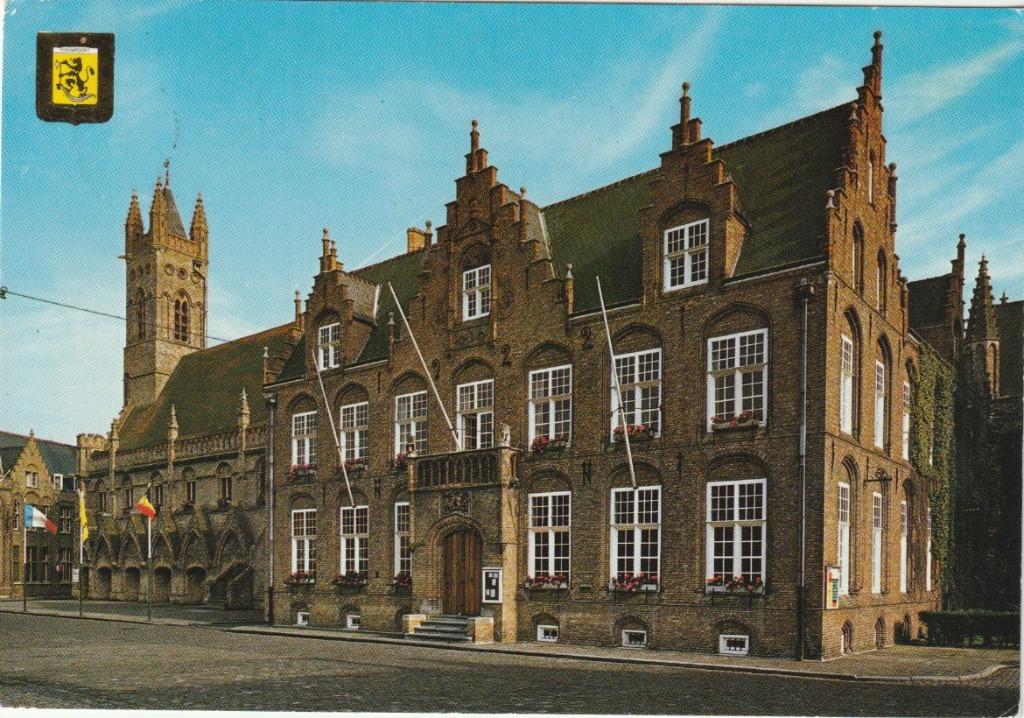 NIEUWPOORT  STADHUIS  HOTEL DE VILLE    1983  CP, Enlèvement ou Envoi, 1980 à nos jours, Affranchie, Flandre Occidentale