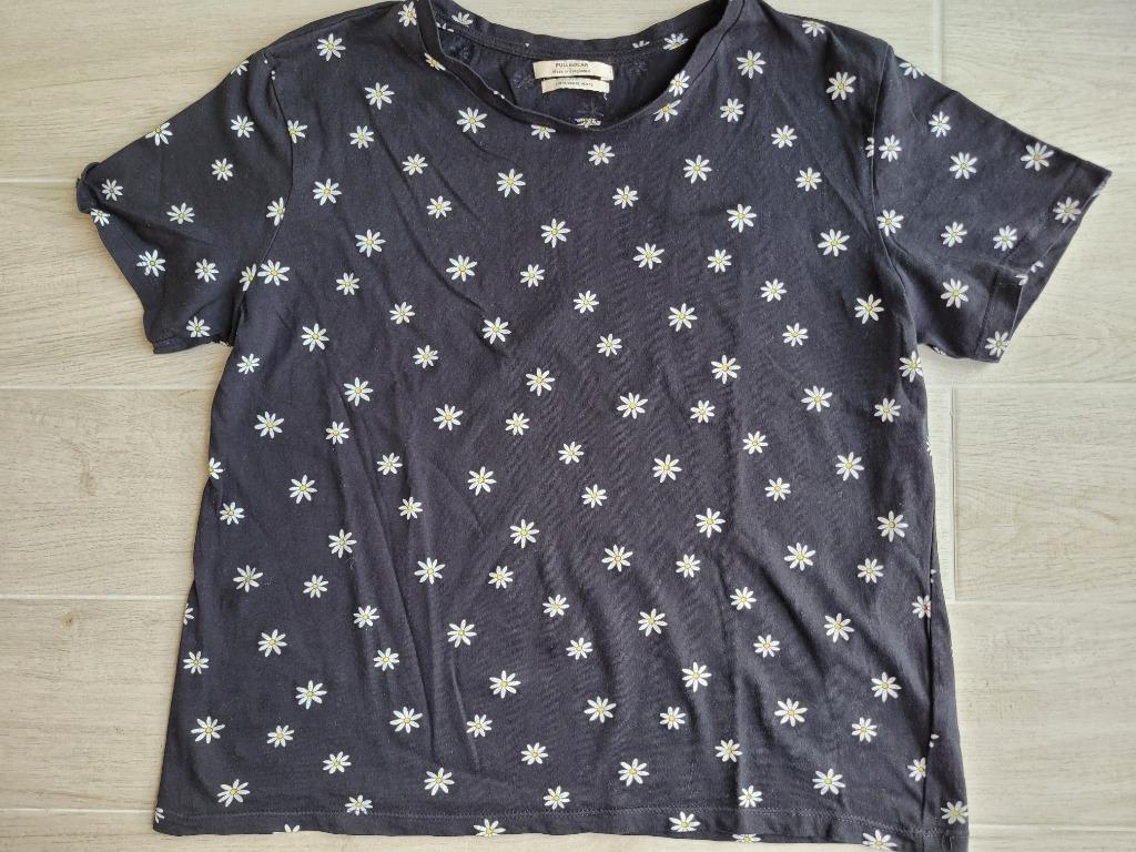 Zwarte T-shirt met madeliefjes - Pull & Bear - maat XL (42), Zwart, Maat 42/44 (L), Ophalen of Verzenden, Korte mouw