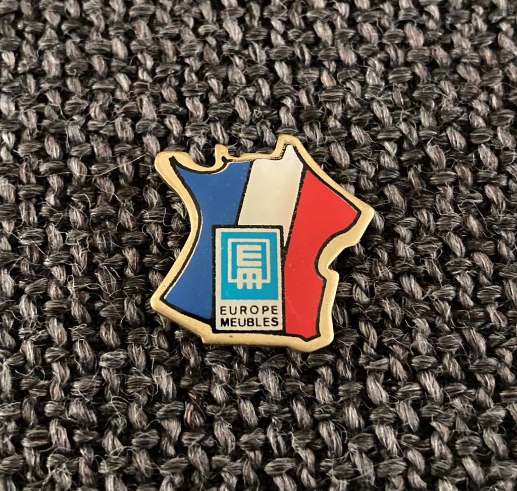 PIN - EUROPE MEUBLES - FRANCE - FRANKRIJK, Envoi, Utilisé, Autres sujets/thèmes, Insigne ou Pin's