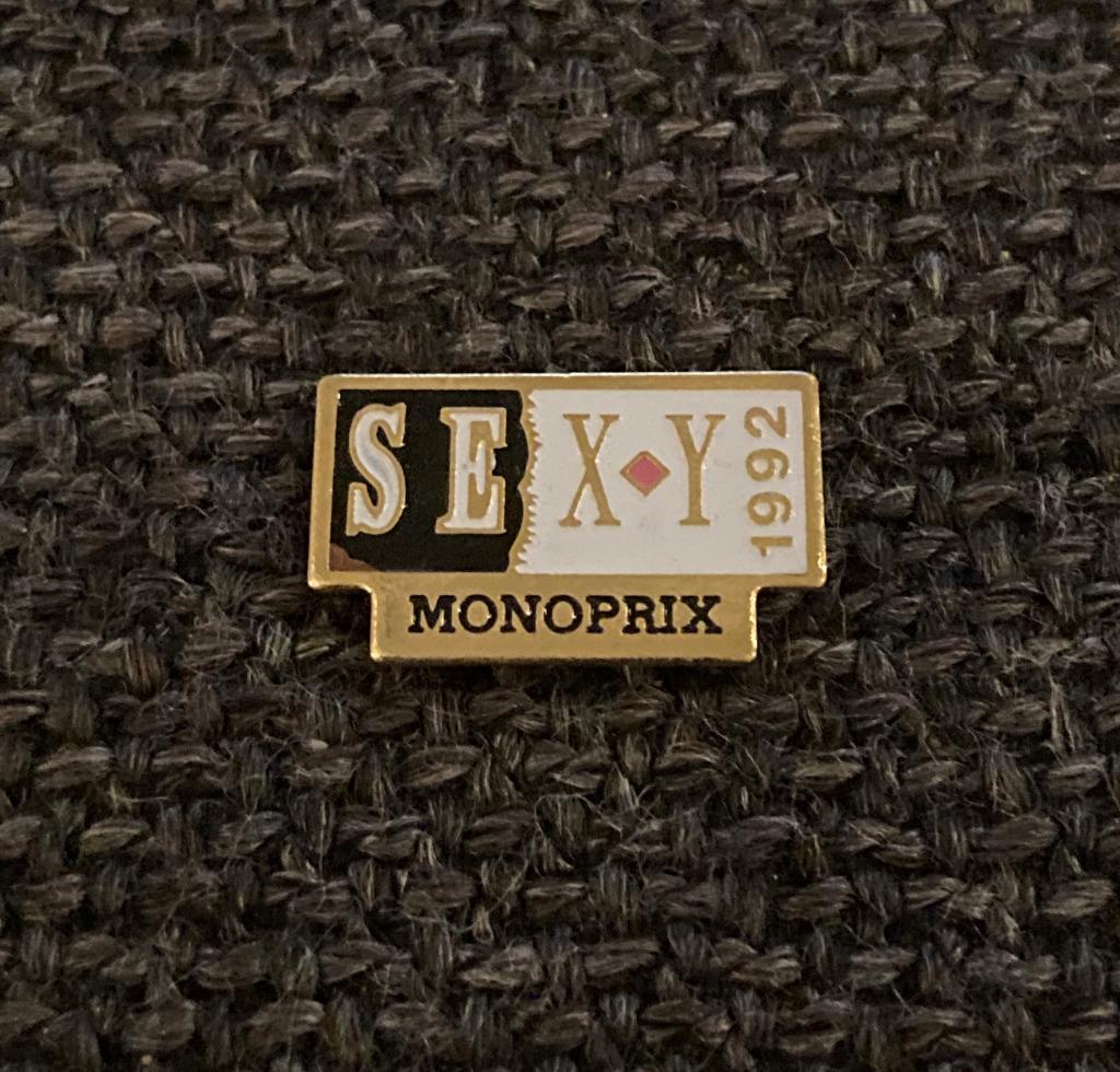 PIN - MONOPRIX - SEXY, Envoi, Utilisé, Autres sujets/thèmes, Insigne ou Pin's