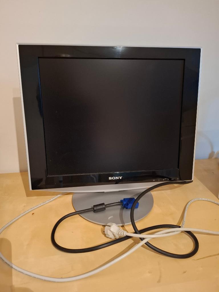 SONY TFT LCD-scherm model SDM-HS94, Computers en Software, Monitoren, Ophalen, Kantelbaar, Zo goed als nieuw, VGA