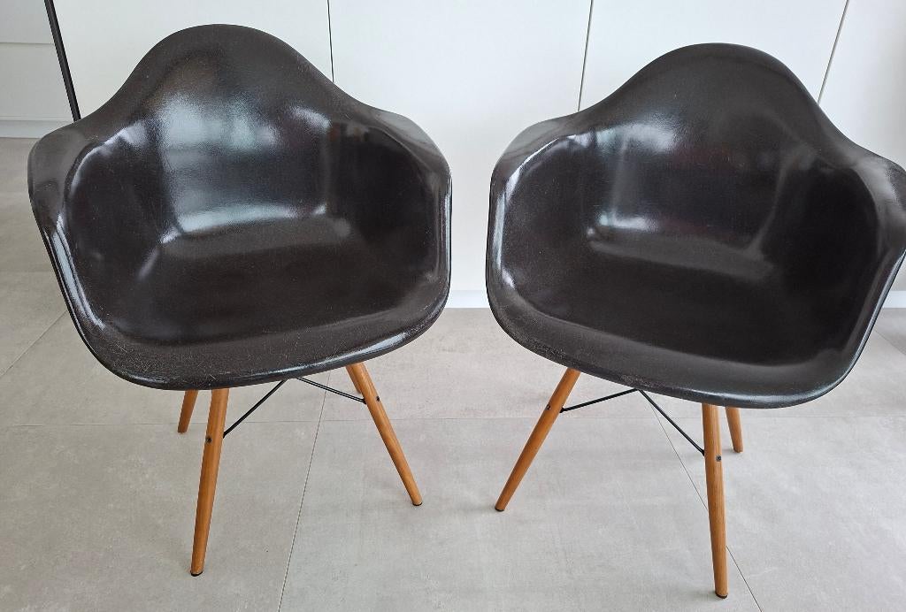 Herman Miller Eames fiberglass DAW armstoelen 800€, Huis en Inrichting, Stoelen, Ophalen, Gebruikt, Bruin, Twee