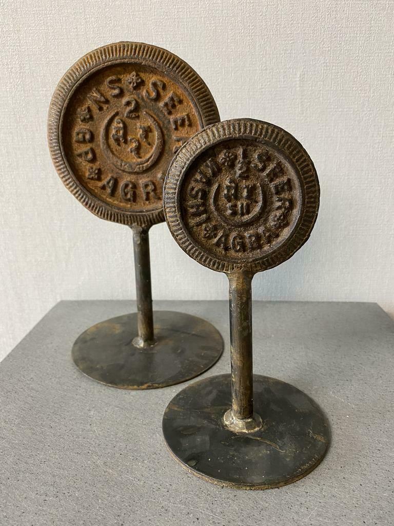 Industriële metalen stempels op statief, Antiek en Kunst, Ophalen of Verzenden