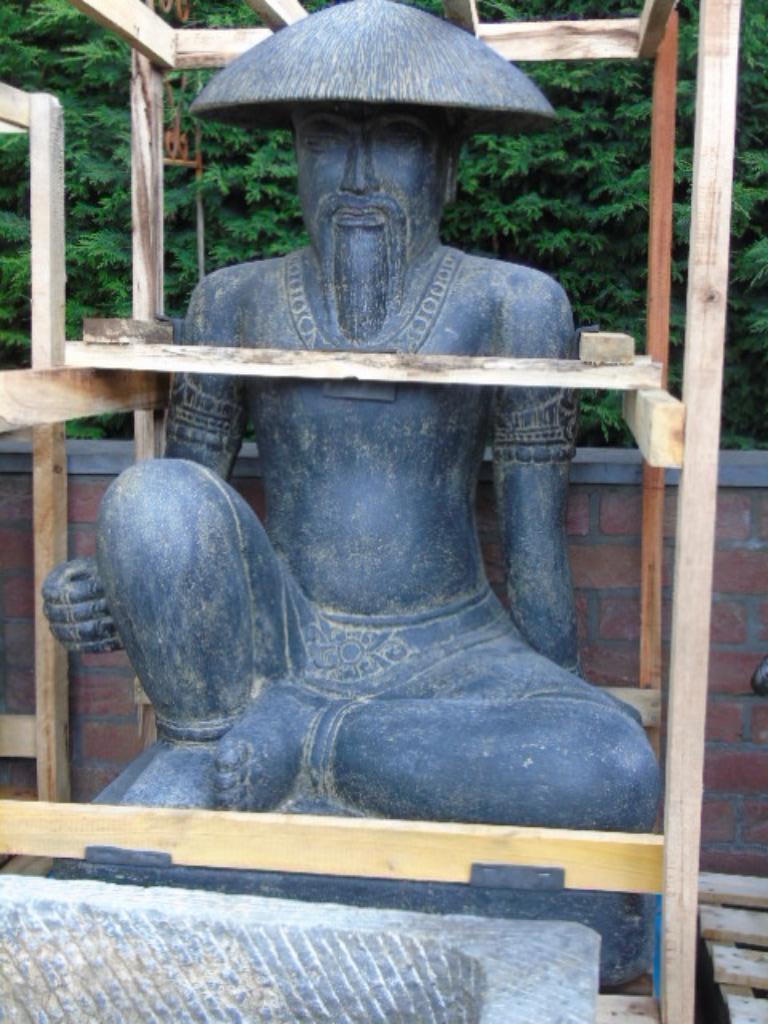 Standbeeld van een zittende Boeddha-monnik in steen, Ophalen, Nieuw