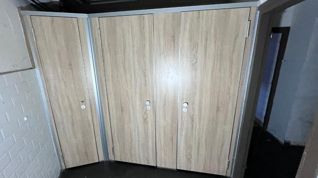 Moderne toiletcabine hoekopstelling 3 deuren, Doe-het-zelf en Bouw, Ophalen, Gebruikt, Toilet
