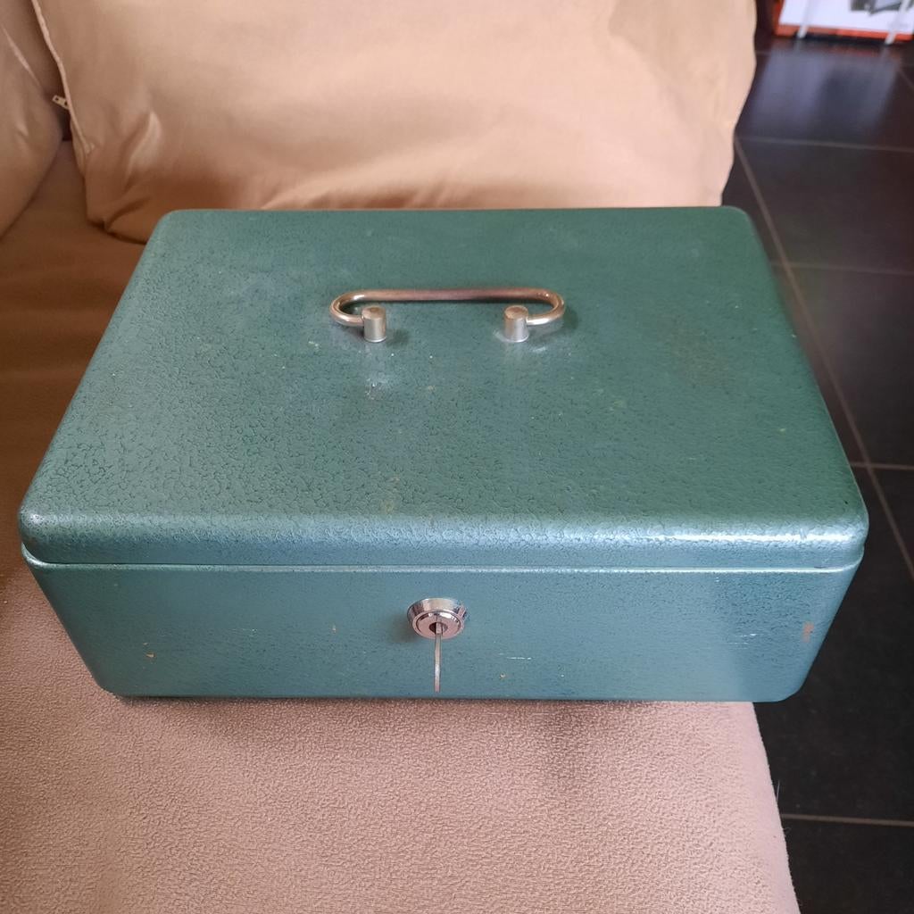 Geldkistje , koffertje . Met sleutel . 30 x 22 x 11 ., Ophalen of Verzenden