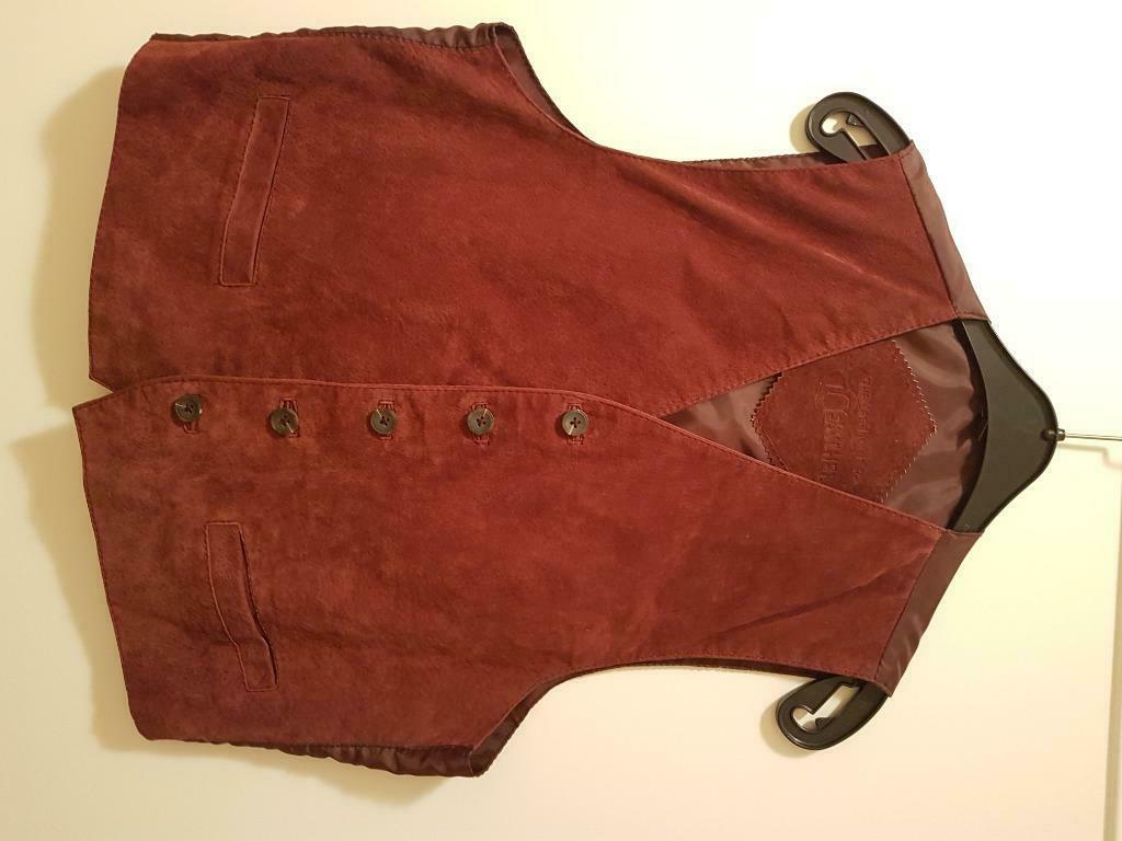 Daim gillet bordeaux Maat: medium Als nieuw., Kleding | Heren, Ophalen of Verzenden, Gedragen, Maat 48/50 (M), Overige kleuren