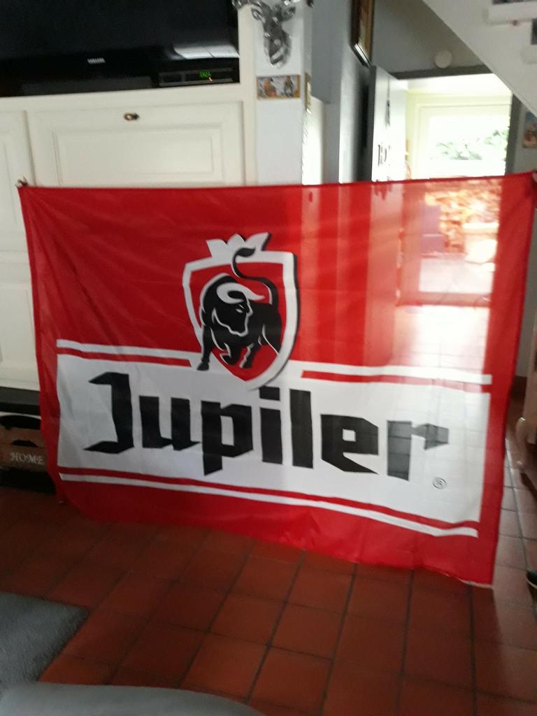 Grote vlag Jupiler, Ophalen, Zo goed als nieuw