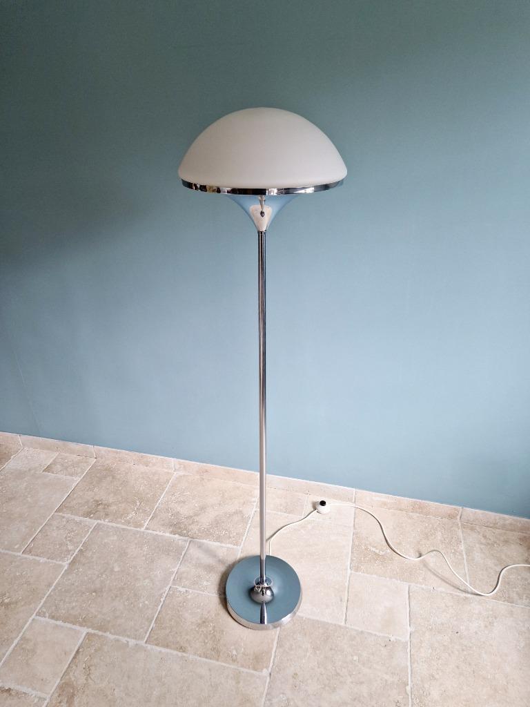 Lampadaire moderniste en métal chromé et verre satiné, 1960, Enlèvement