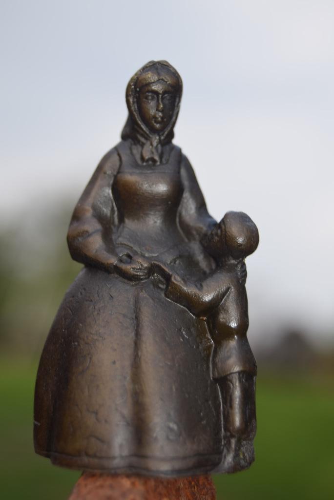 cloche,clochette de table en bronze signé(la maman et son en, Enlèvement ou Envoi, Bronze