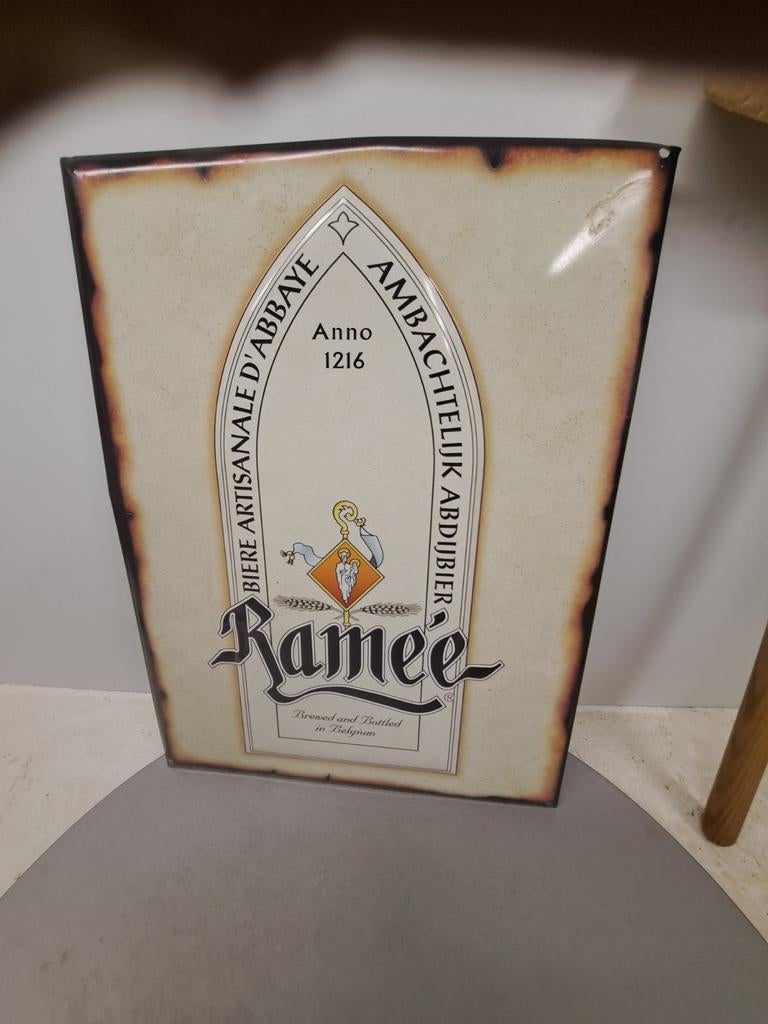Plaque publicitaire en fer à bière d'abbaye de Ramie en bon, Collections, Enlèvement ou Envoi, Comme neuf