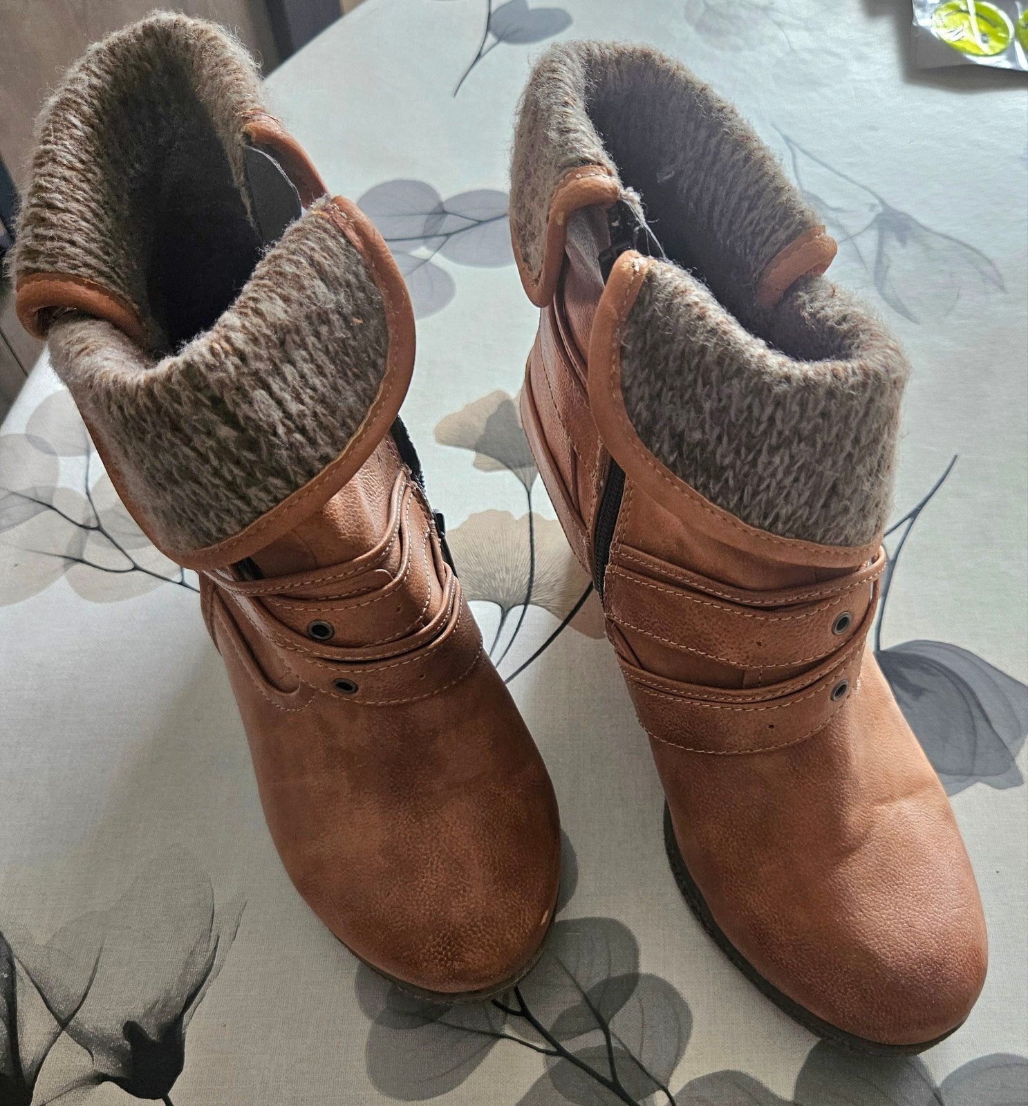 Bottines Mustang taille 39
Bottines Mustang taille 39, Enlèvement ou Envoi, Comme neuf, Brun, Mustang