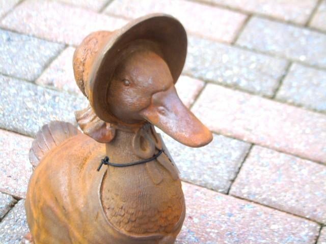 Standbeeld van een eend met een roestige gietijzeren hoed., Tuin en Terras, Tuinbeelden, Ophalen of Verzenden, Nieuw, Metaal, Dierenbeeld
