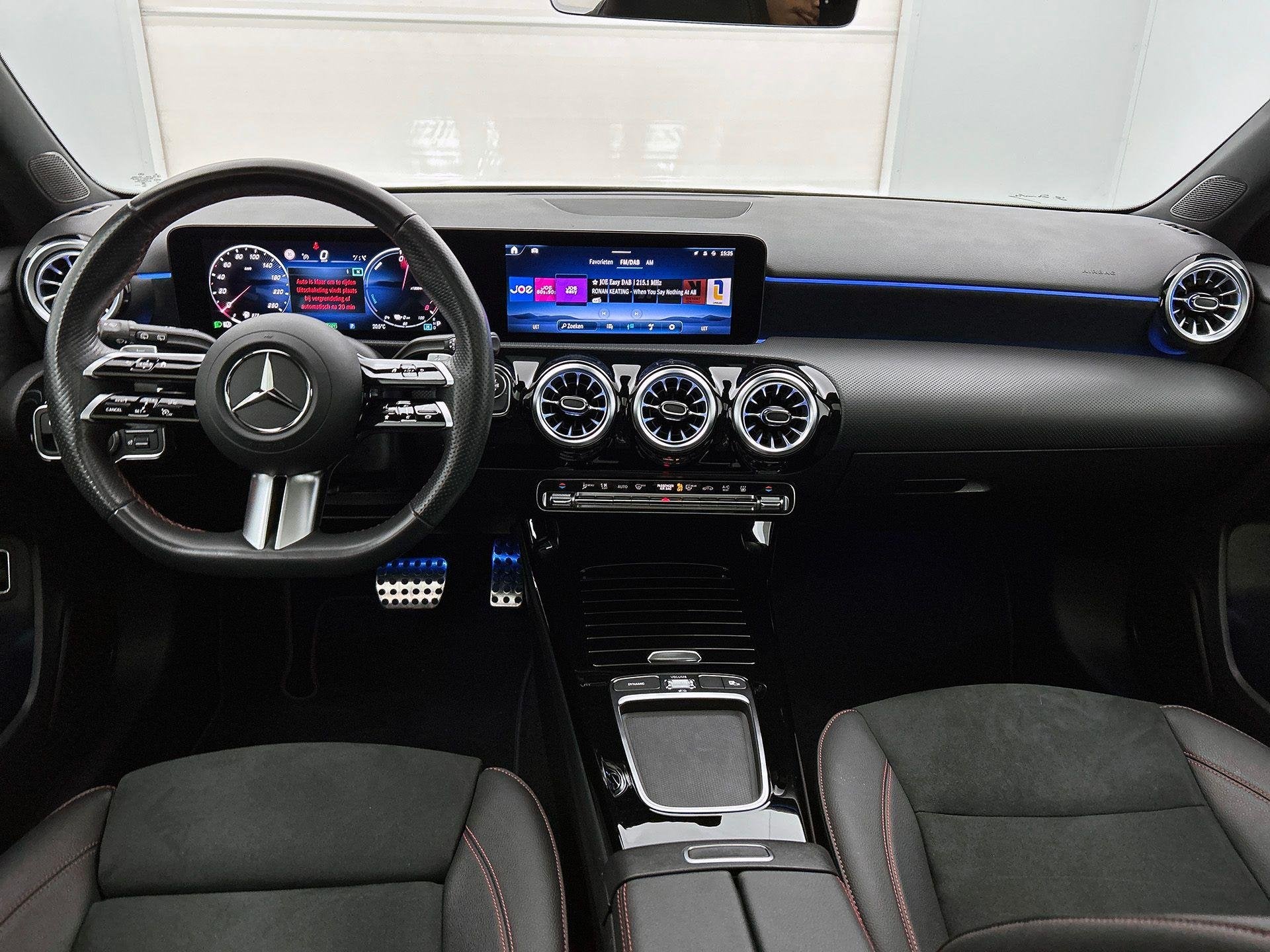 Mercedes-Benz A-Klasse 250 e Hatchback AMG Line | Panoramisc, Auto's, Dealer onderhouden, Stof, 4 cilinders, 16 kWh