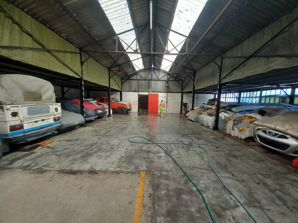 Emplacement parking stockage voiture remorque, Tournai