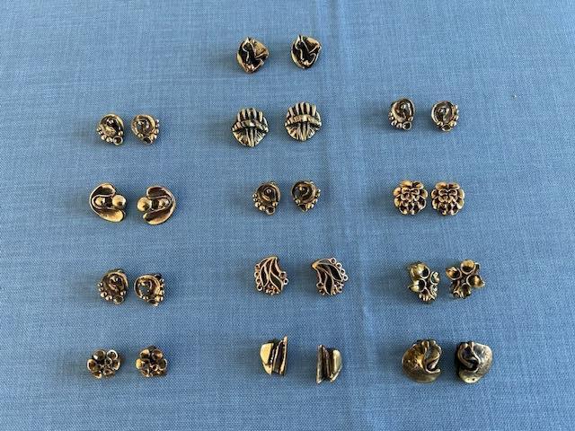 13 boucles d'oreilles en bronze (140 euros), Bijoux, Sacs & Beauté, Boucles d'oreilles, Enlèvement ou Envoi, Or, Autres matériaux