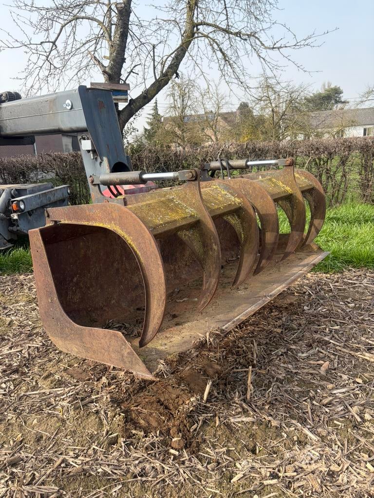 Mestbak manitou 2m40, Ophalen