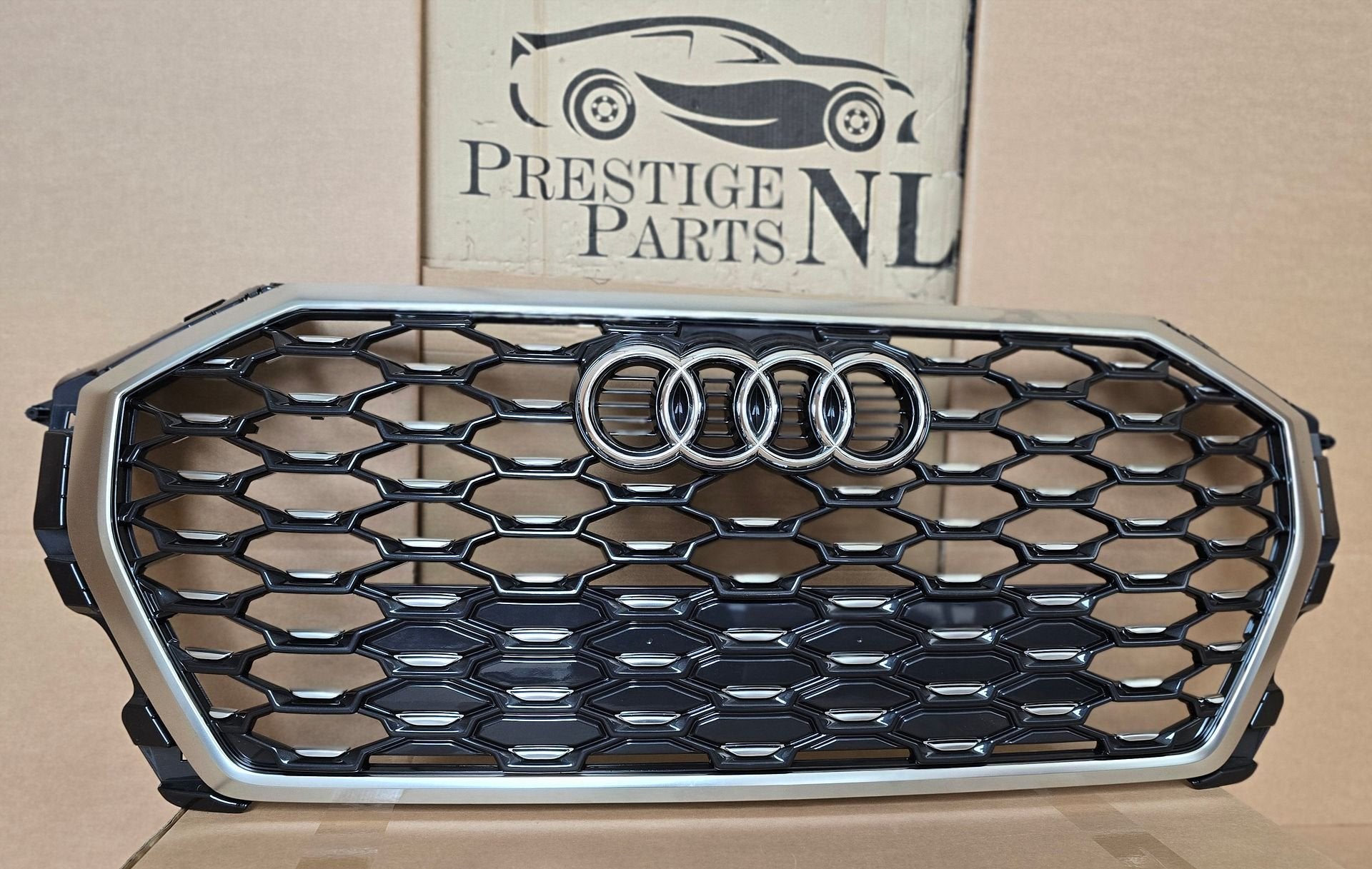 Grill Audi Q3 83A S-line Origineel Grille 83A853651 MOOI, Gebruikt, -, Voor, Bumper