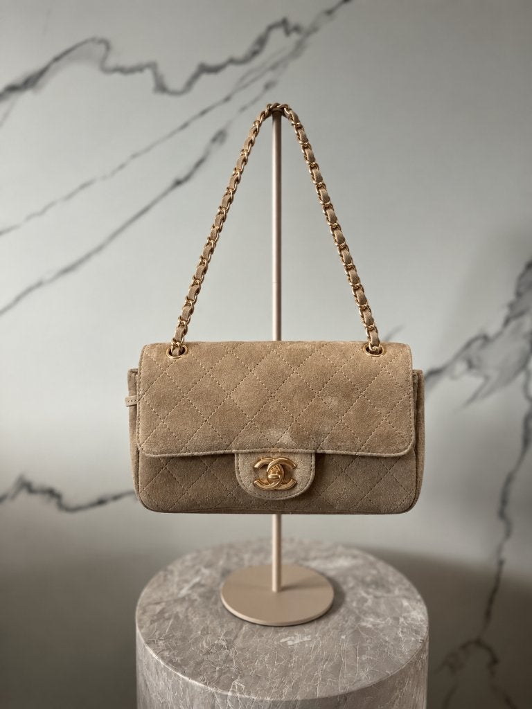 CHANEL Mini Flap Bag Suede, Bijoux, Sacs & Beauté, Enlèvement ou Envoi, Sac à main