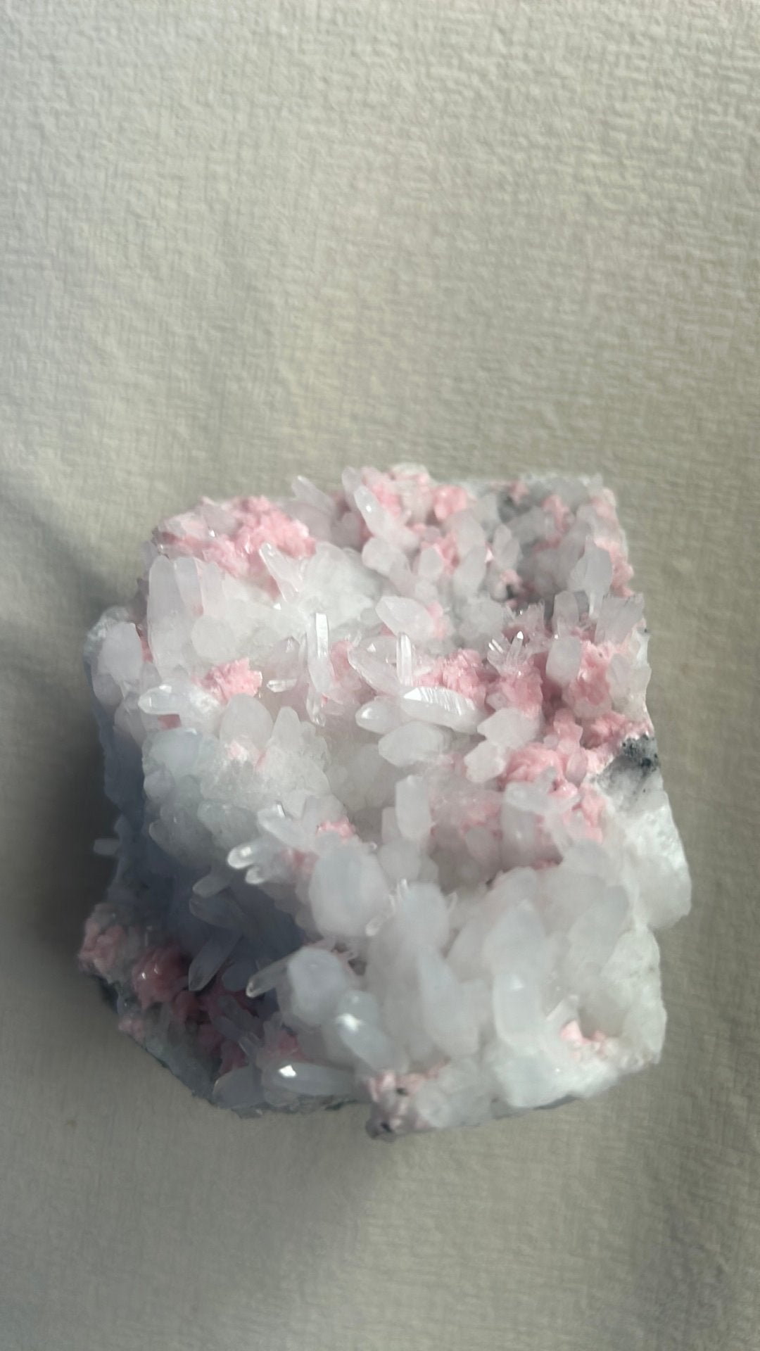 witte transparante kwartskristallen, roze rhodochrosiet, Ophalen of Verzenden, Mineraal
