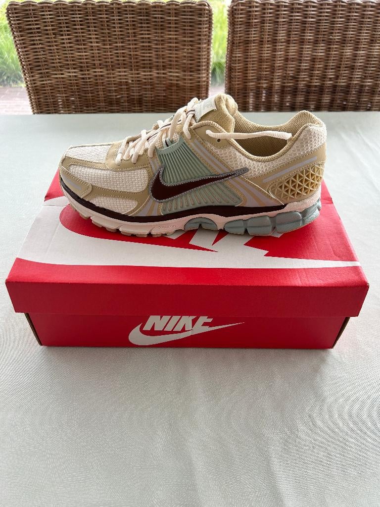 Nike Zoom Vomero 5, EU 43, gold/fauna brown/pale ivory, Vêtements | Hommes, Chaussures, Neuf, NIKE, Brun, Enlèvement