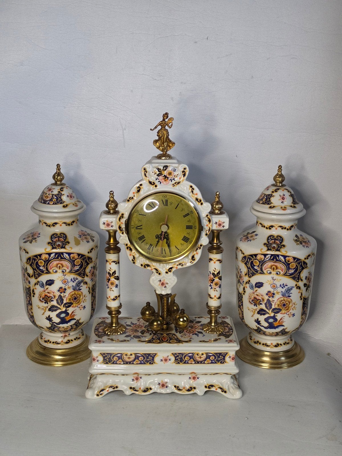 Alfa stamped mantel clock with vases set - 1731 pattern, Antiquités & Art, Antiquités | Horloges, Enlèvement ou Envoi