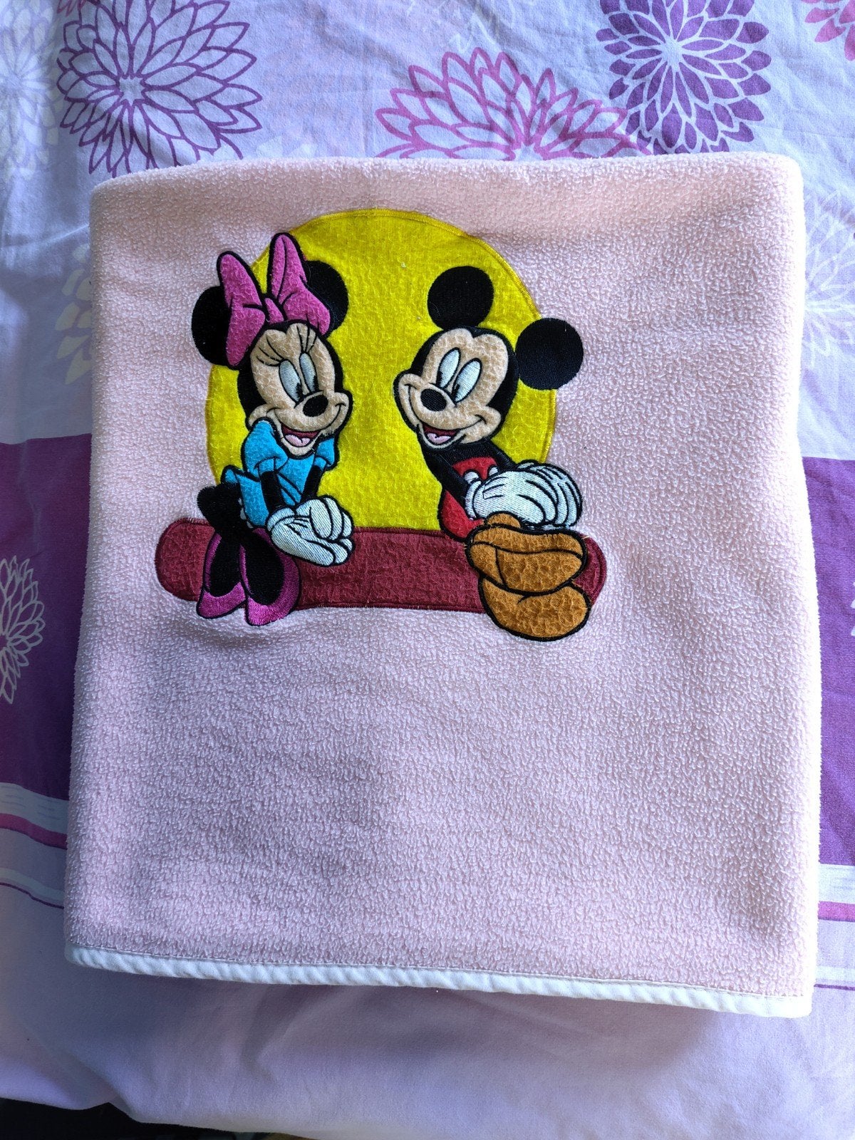 Dekentje Mickey en Minnie mouse, Kinderen en Baby's, Kinderkamer | Beddengoed, Gebruikt, Overige merken, Meisje, Geborduurd