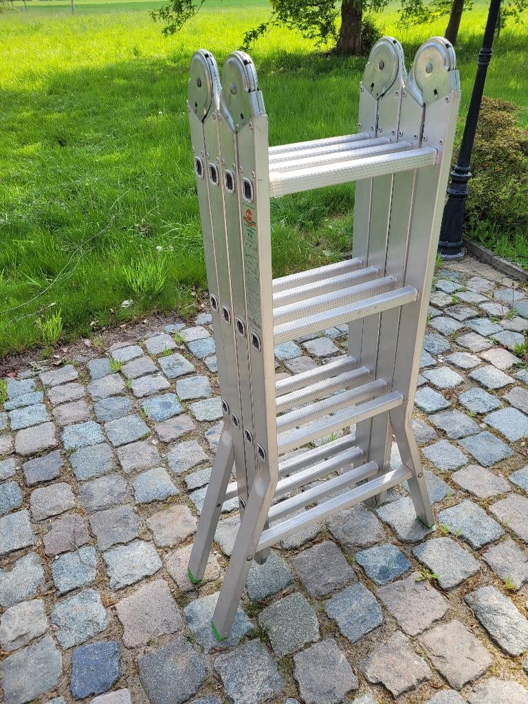 ÉCHELLE PLIANTE, 2 à 4 mètres, Pliable ou rétractable/escamotable, Comme neuf, Échelle