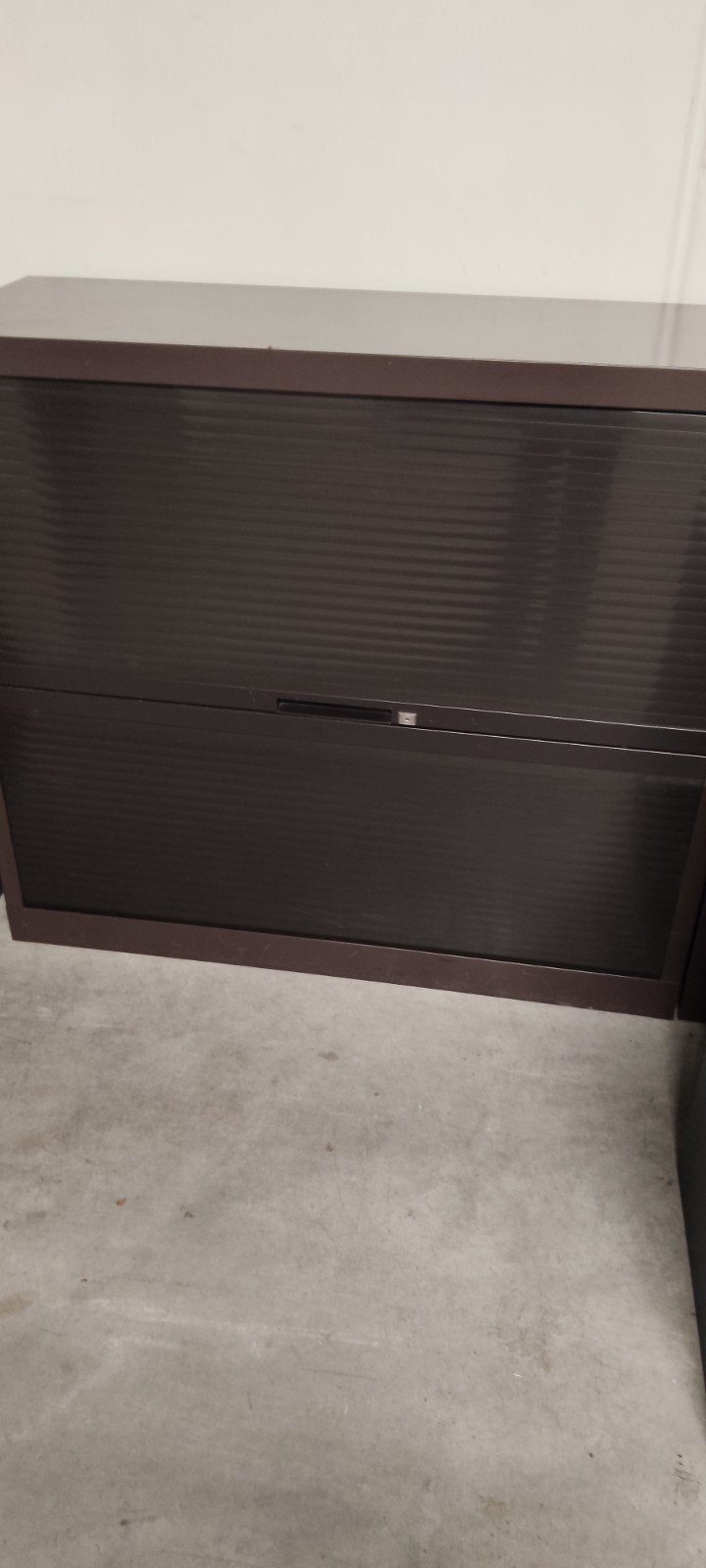 armoire métallique avec portes coulissantes