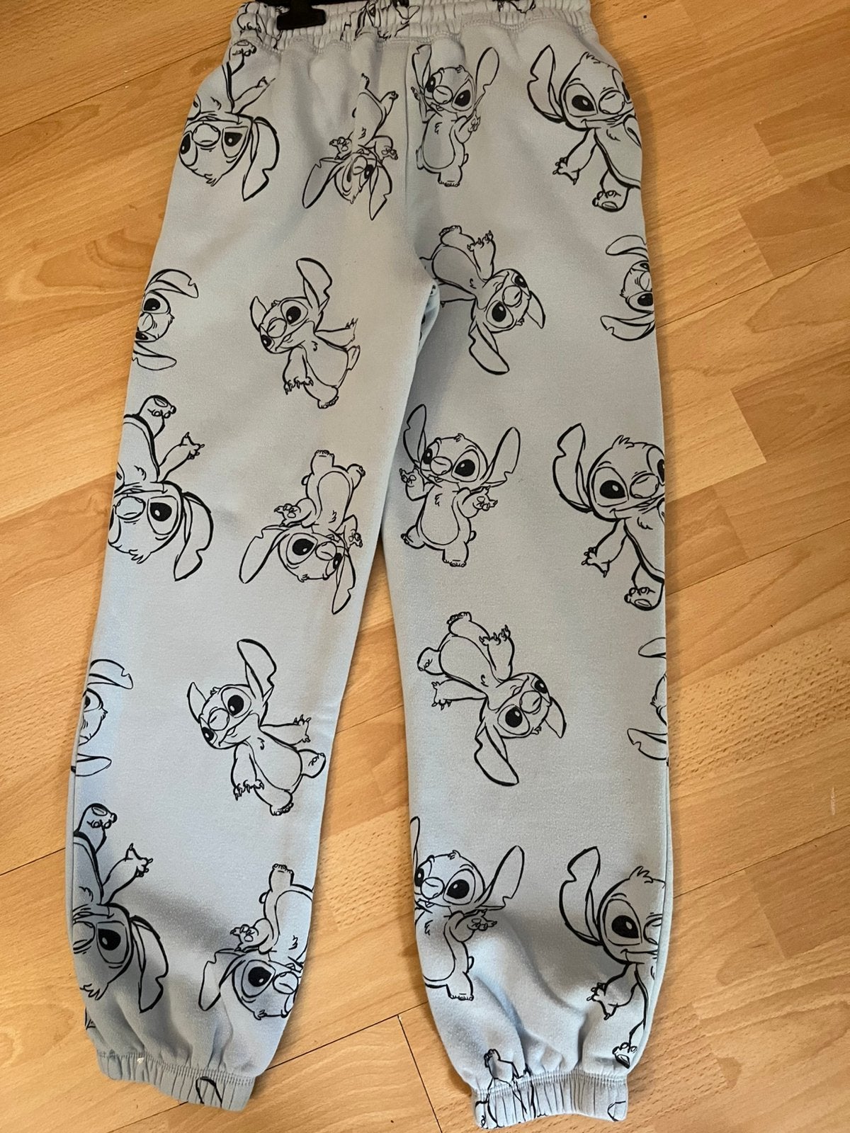 Pantalon de jogging bleu clair, Stitch, bon état, Enfants & Bébés, Enlèvement ou Envoi, Comme neuf, Pantalon