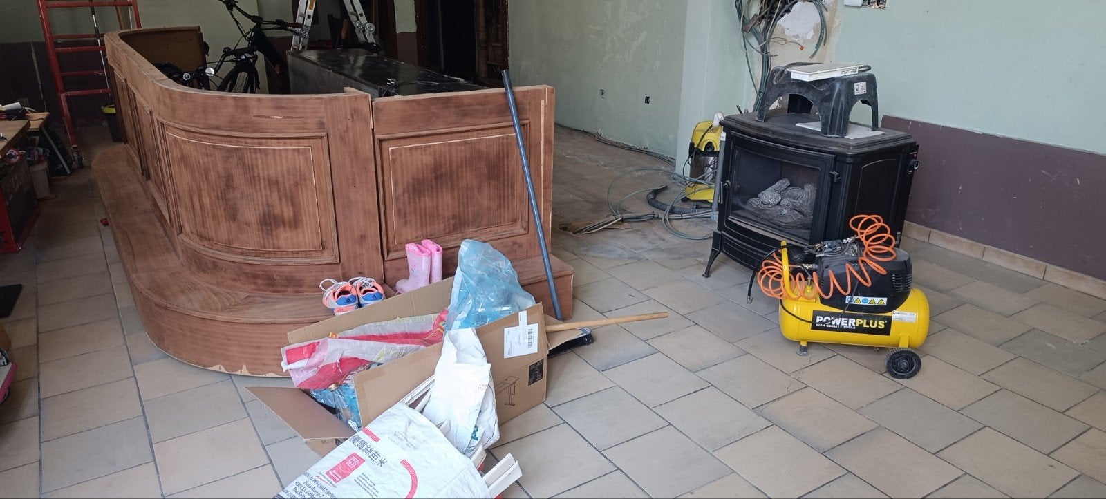 Bar en bois à donner, Ophalen
