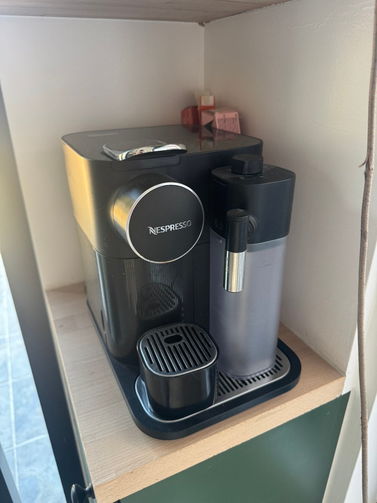 Nespresso Gran Lattissima, Ophalen of Verzenden, Zo goed als nieuw, Koffiemachine