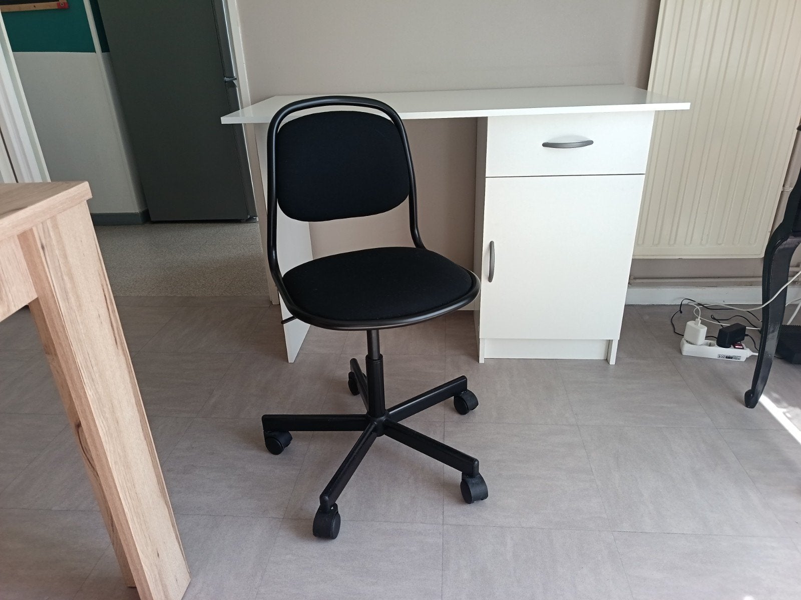 À vendre un bureau blanc + une chaise réglable en hauteur tr, Enlèvement, Réglable en hauteur, Blanc