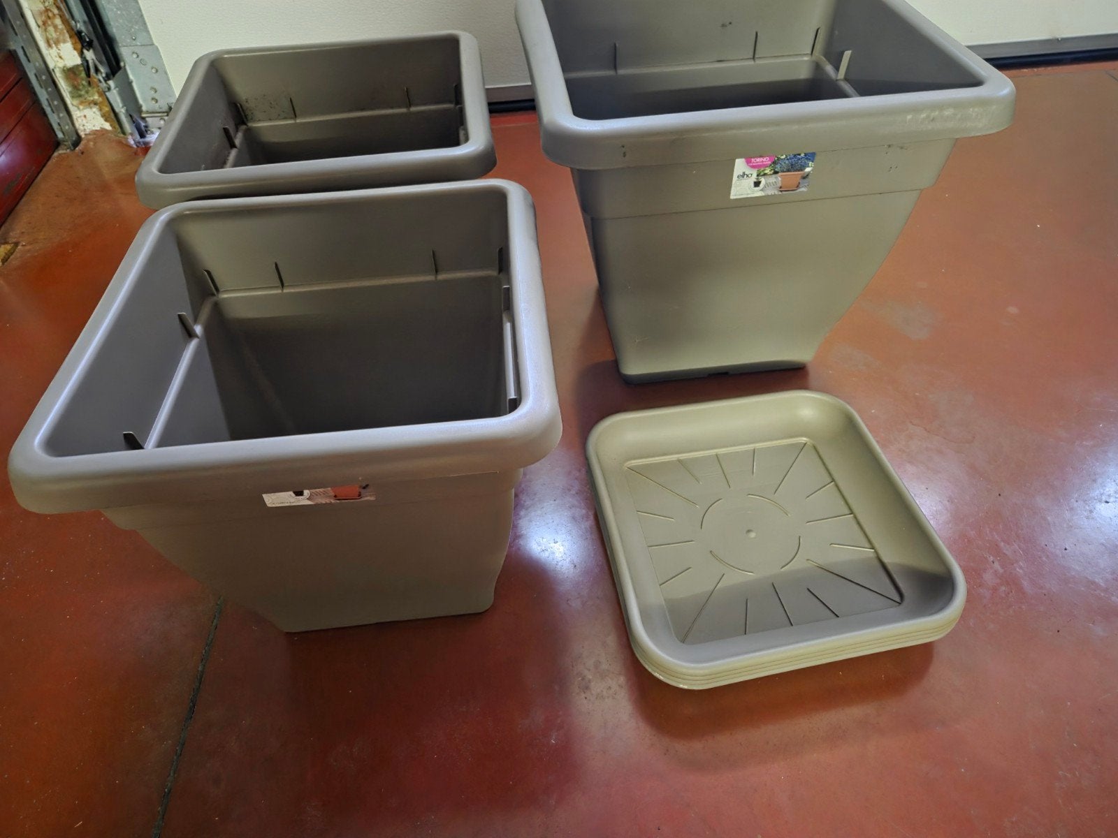 3 pots de fleurs et 2 bols neufs, 1 petit, 1 fois utilisé, Enlèvement