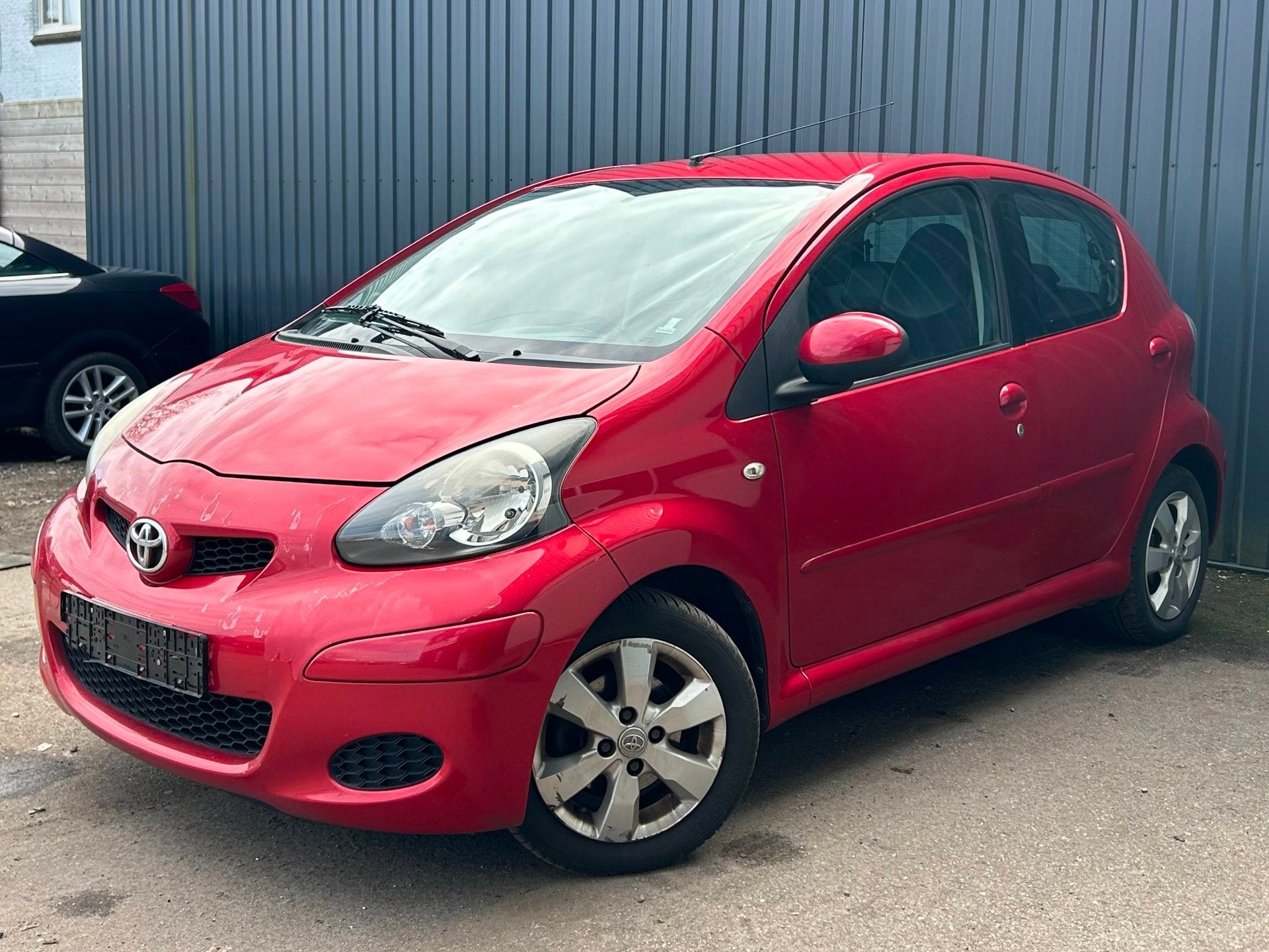 Toyota Aygo 1.0-12V Aspiration Red Navigator, Auto's, Voorwielaandrijving, 4 zetels, Elektrische ramen, Alcantara