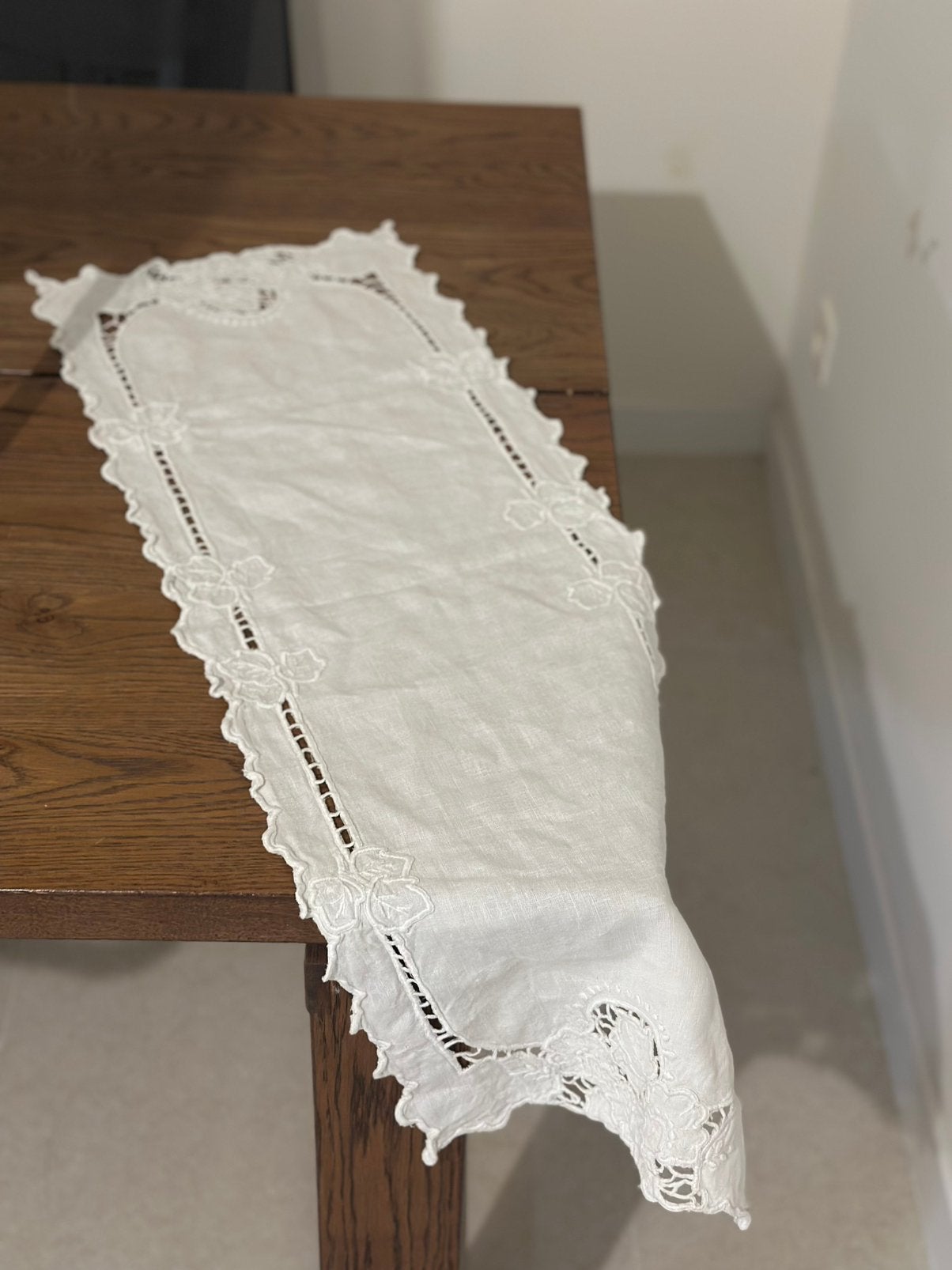 Linnen vintage tafelloper handgeborduurd 130x30, Linnen, Ophalen of Verzenden, Tafelloper, Zo goed als nieuw